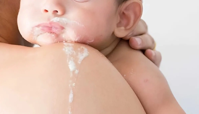 Trẻ bú hay bị trớ sữa là tình trạng gì