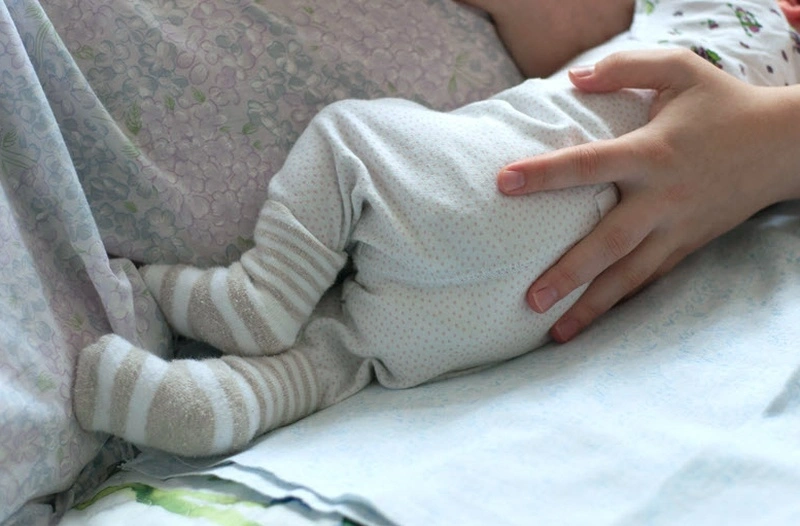 Trẻ bú xong hay bị trớ do đâu