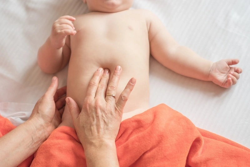 Làm gì khi trẻ sơ sinh ọc ra sữa vón cục