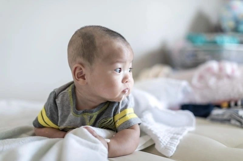 Bé ọc sữa có nên cho bú lại không? Không nên bú lại ngay