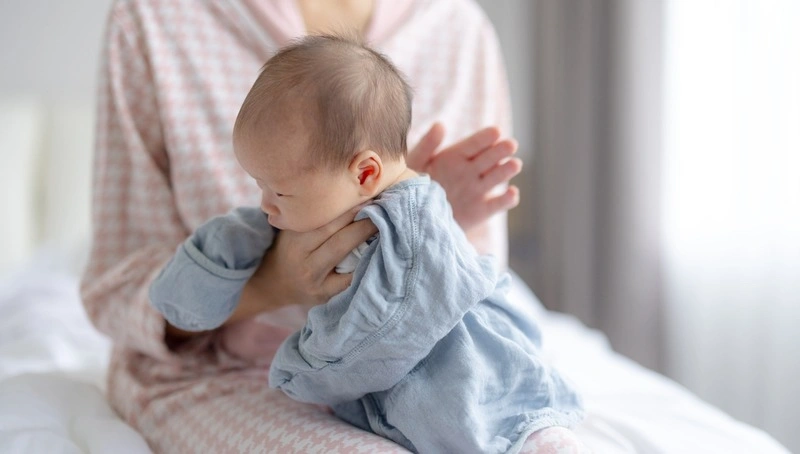 Hạn chế trẻ sơ sinh ọc sữa nhiều lần trong ngày