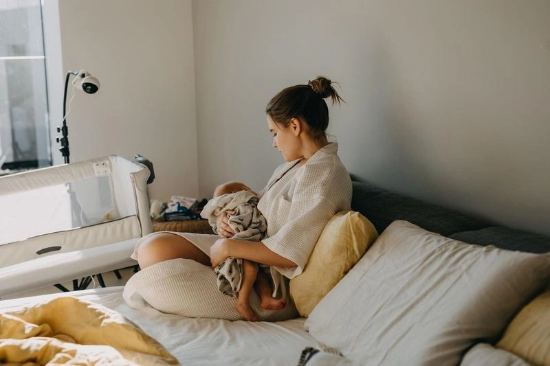 Chia nhỏ cữ bú để tránh trẻ sơ sinh ọc sữa thành vòi