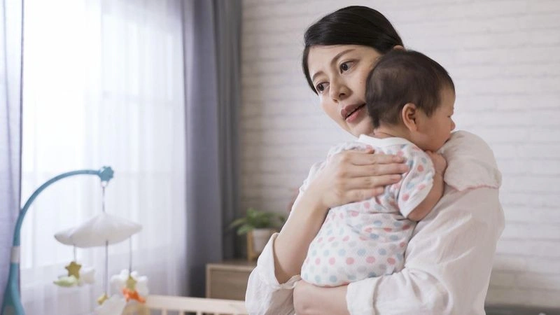 Tư thế bế thẳng đứng giúp giảm tình trạng nôn trớ ở trẻ