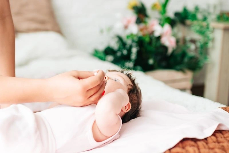 Vệ sinh mũi họng cho trẻ sơ sinh ọc sữa thành vòi