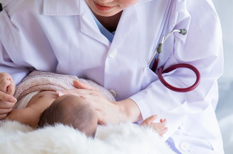 Trẻ sơ sinh ọc sữa thành vòi nhiều, bỏ bú cần thăm khám