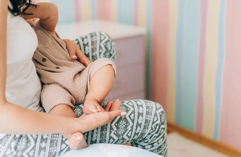 Trẻ sơ sinh đi ngoài rặn khóc có thể ảnh hưởng từ chế độ ăn của mẹ