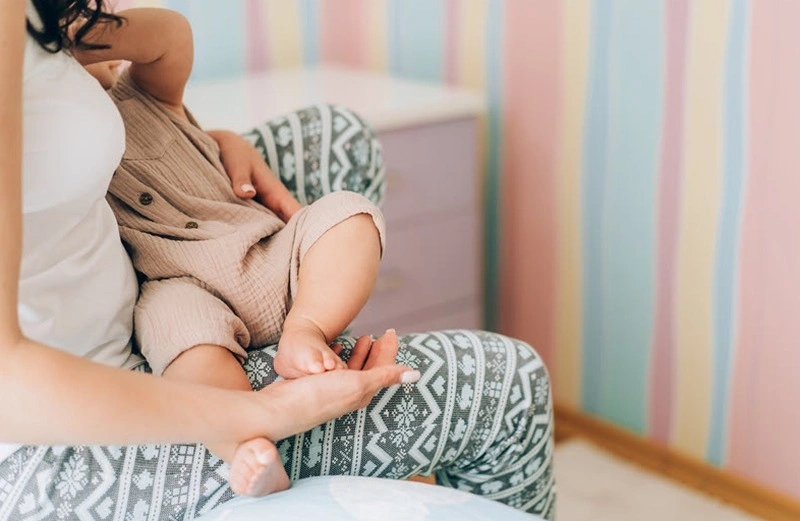Trẻ sơ sinh rặn đỏ mặt khi đi ị do đâu