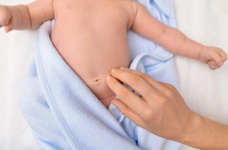 Massage bụng khi trẻ sơ sinh đi ngoài rặn khóc