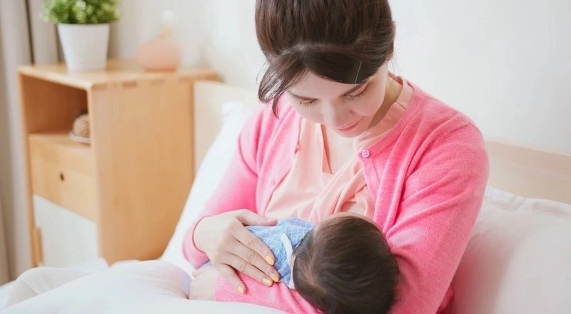 Mẹ nên tích cực cho con bú theo nhu cầu để tránh trẻ sơ sinh mỗi lần đi ị rặn đỏ mặt