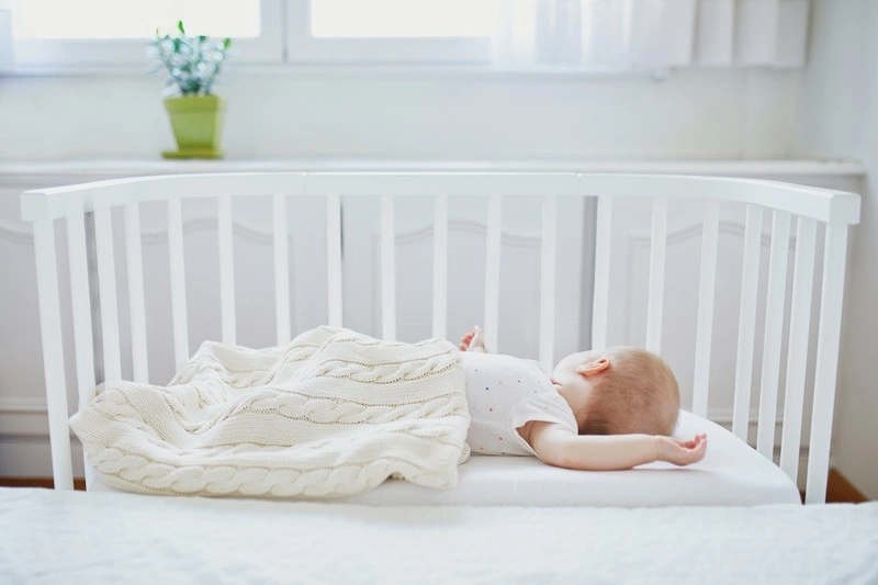 trẻ sơ sinh thở khò khè khi ngủ có sao không