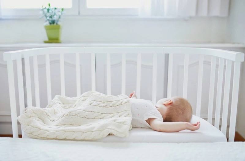 Trẻ sơ sinh thở mạnh bụng phập phồng khi ngủ