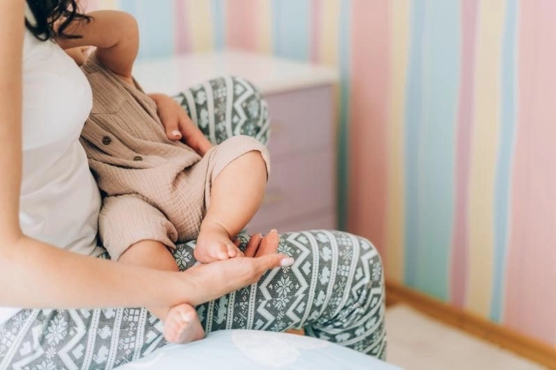 Cha mẹ nên đưa trẻ đến gặp bác sĩ để tìm lý do trẻ sơ sinh ọc sữa có màu vàng