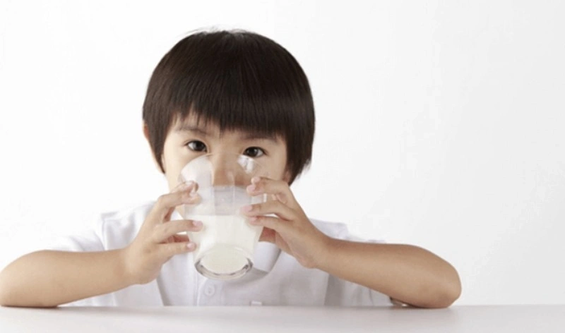 Trẻ 3 tuổi nên chọn sữa công thức dễ tiêu hóa, tăng đề kháng