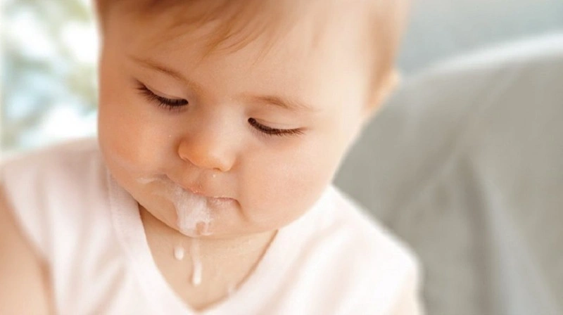 Bé bị nôn khi uống sữa công thức