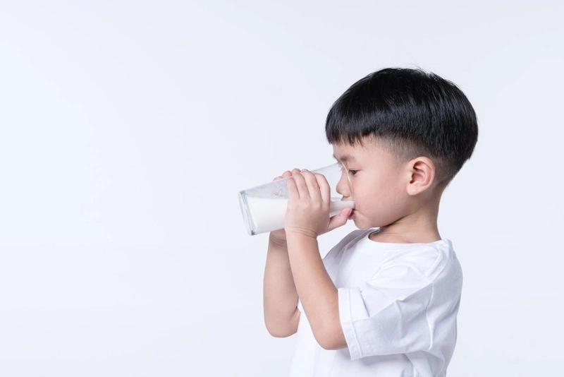 Bé bị nôn khi uống sữa công thức không phù hợp