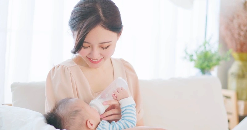 Trẻ uống sữa công thức bị nôn do đâu
