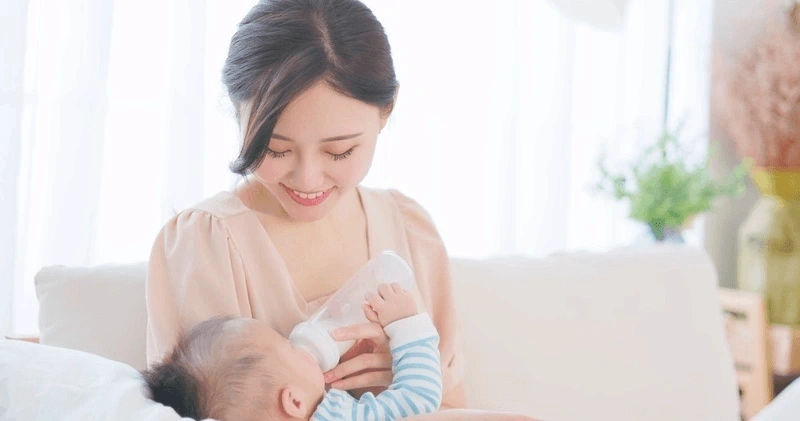 Trẻ 1 tuổi uống sữa bị nôn có thể là do sai tư thế bú