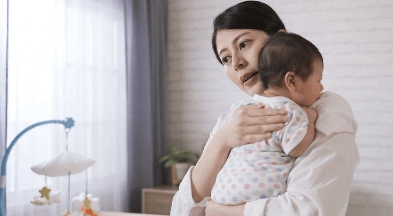 Mẹ nên vỗ ợ hơi cho trẻ sau khi bú để tránh nôn trớ