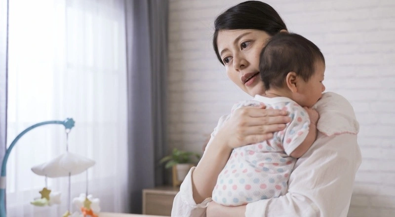 Vỗ ợ hơi cho bé bị nôn khi uống sữa công thức