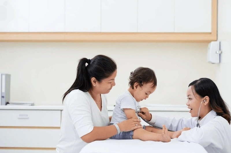 Khi trẻ uống sữa công thức bị nôn kéo dài mẹ nên đưa đi khám