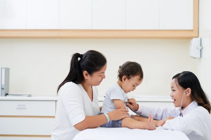 Trẻ uống sữa công thức bị nôn khi nào đi khám