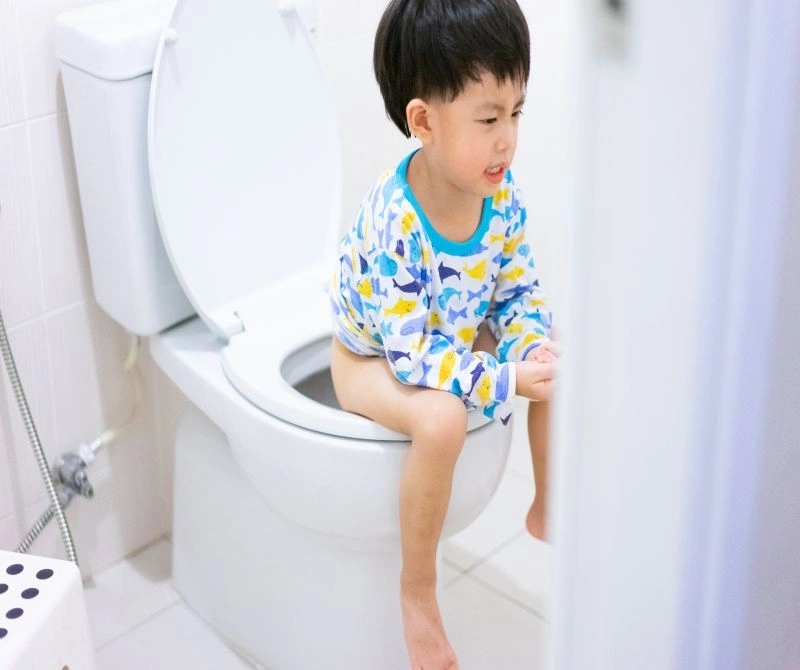 Dấu hiệu trẻ uống sữa công thức bị táo bón là con đi ngoài ít, phân cứng…