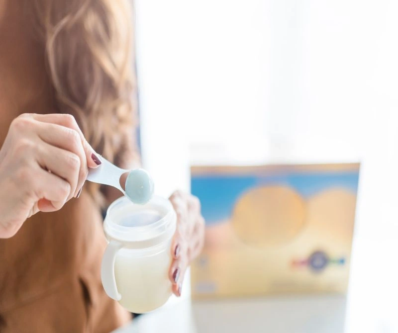 Nguyên nhân bé uống sữa công thức bị táo bón có thể do mẹ pha sữa sai cách.
