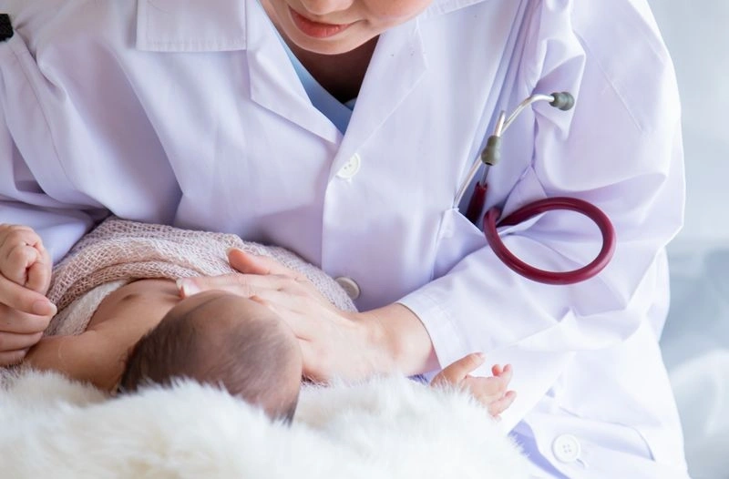 Làm gì khi bé uống sữa công thức bị táo bón? Mẹ nên đưa trẻ đến gặp bác sĩ.