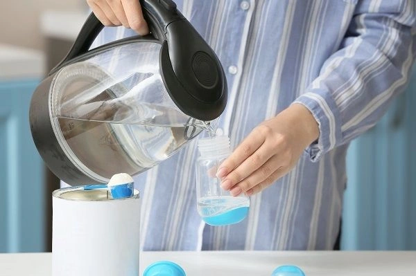 Để phòng ngừa trẻ sơ sinh uống sữa công thức bị táo bón, mẹ không tự ý thêm vi chất vào sữa.
