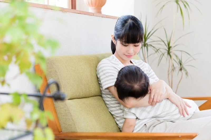 Nguyên nhân trẻ khóc ưỡn người