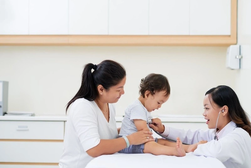 Đưa trẻ đi khám khi con khóc ưỡn người
