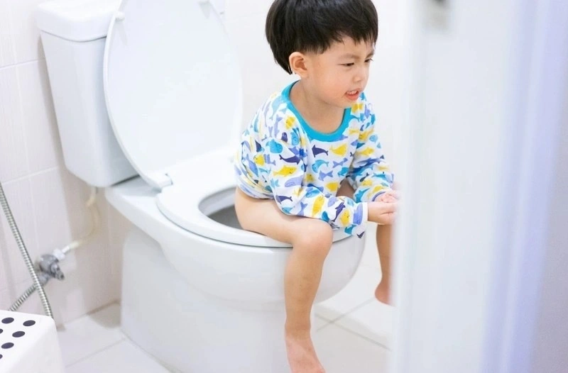 Trẻ 3 tuổi bị táo bón thường đi ngoài ít, rặn khó, phân cứng, to…