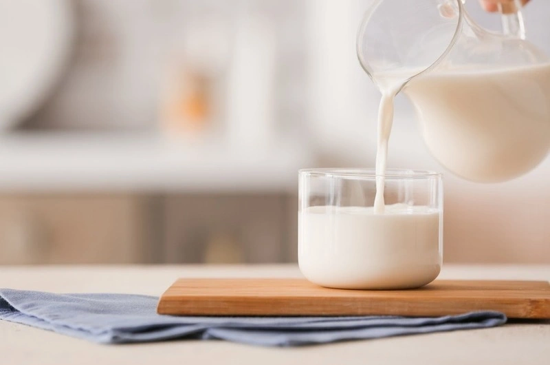 Có nên trộn sữa mẹ với sữa công thức