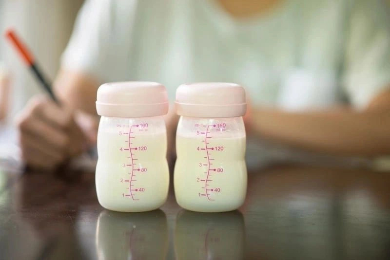 Giải đáp trộn sữa mẹ với sữa công thức được không là không