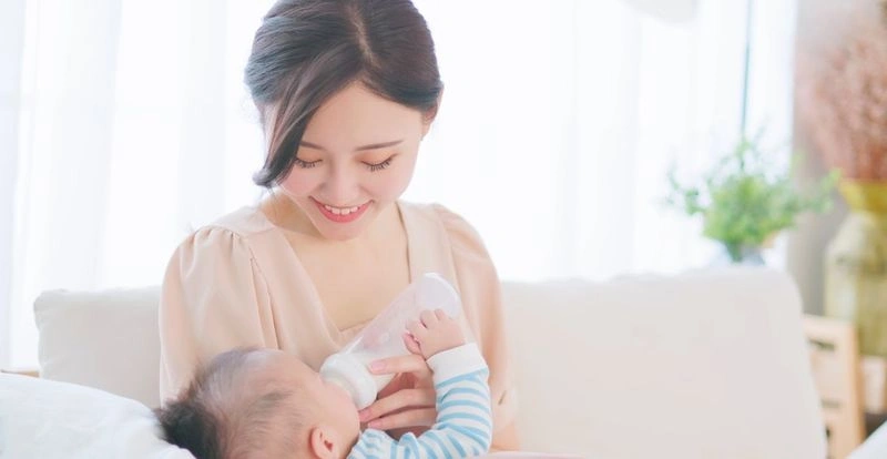 Mẹ có thể vừa cho bé bú sữa mẹ và sữa công thức