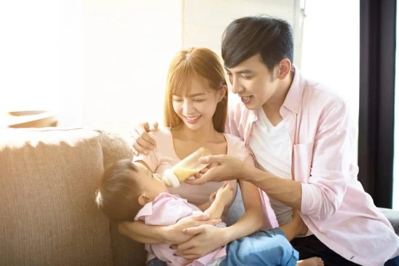 Tư thế cho bé bú bình đúng cách ôm ngang giúp hạn chế sặc sữa