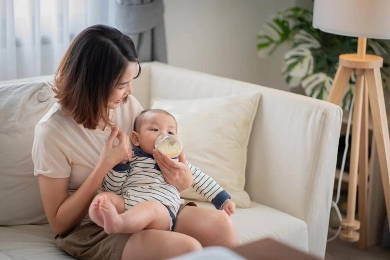 Cách cho trẻ bú bình đúng cách với tư thế ngồi vào lòng mẹ