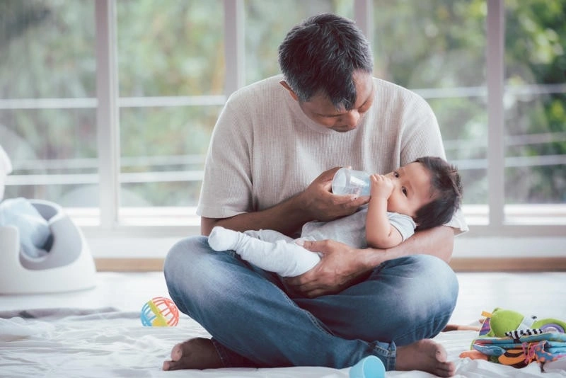 Cho trẻ bú bình đúng cách, không để con bú một mình