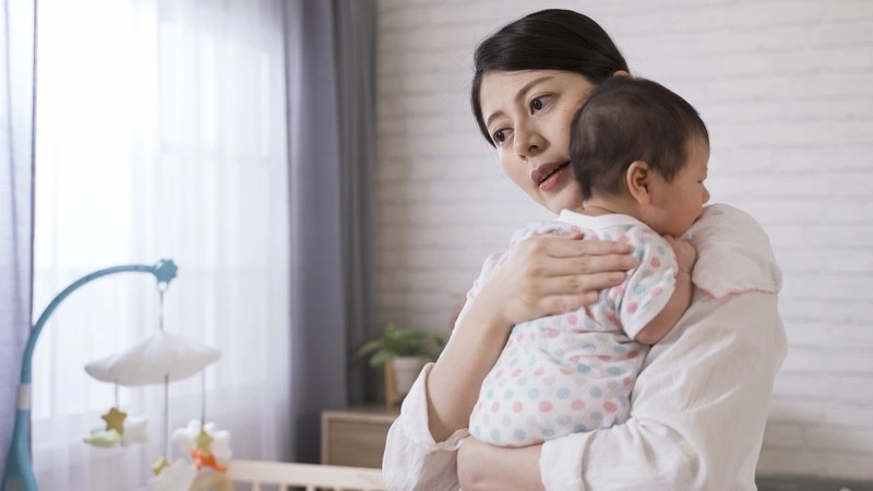 vỗ ợ hơi cho bé sơ sinh