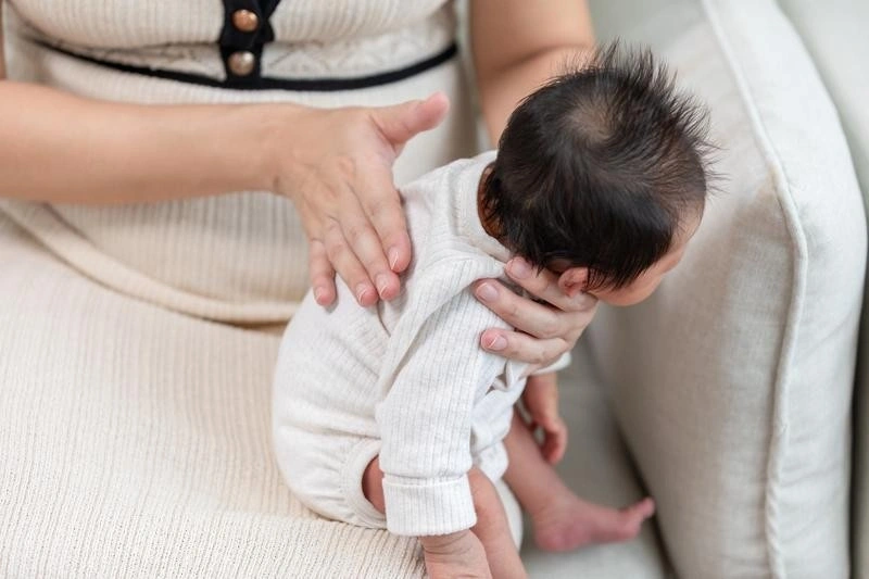 cách vỗ ợ hơi cho bé sơ sinh