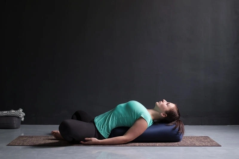 Tư thế yoga góc nghiêng cho bầu 3 tháng